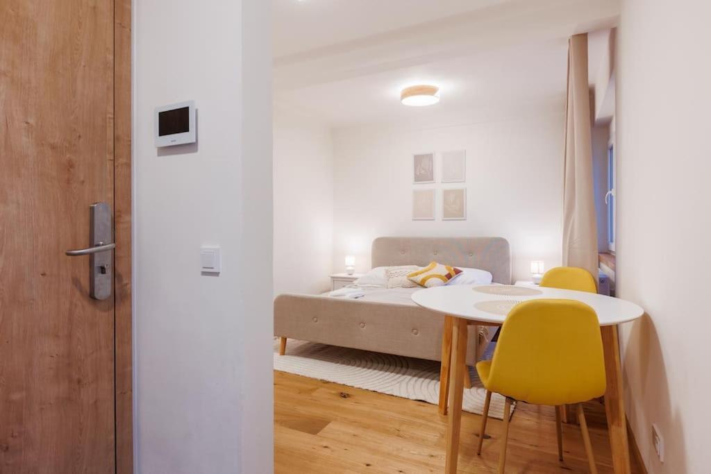 1 Bedroom Apartment With Terrace And Free Parking Near Metro Praag Buitenkant foto